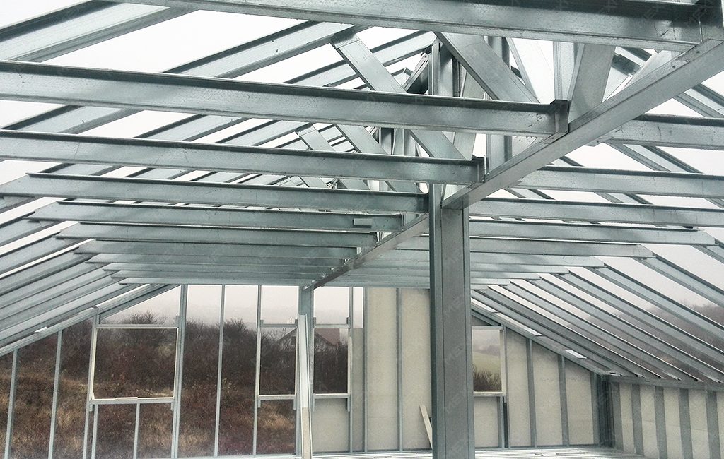 manzárd tető építés acélszerkezeten