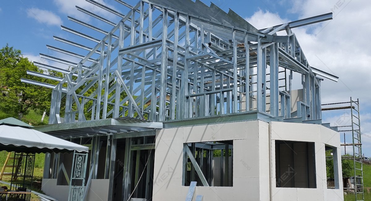 Manzárd tetős lakóház fémszerkezetre építés