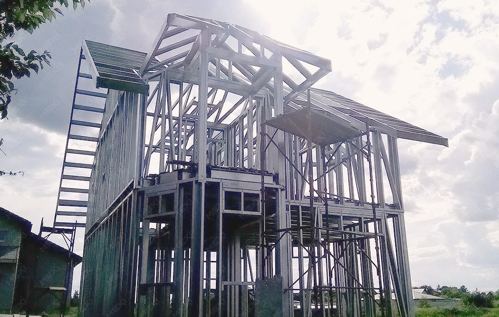 manzárdos könnyűszerkezetes ház építés