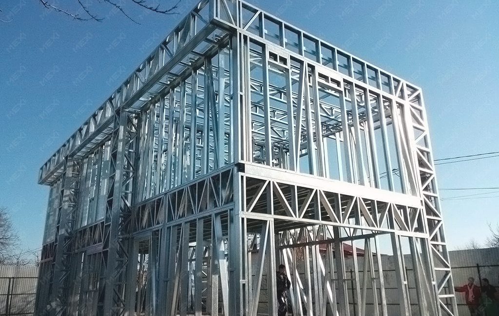 Minimalista kétszintes acélszerkezetes lakóház