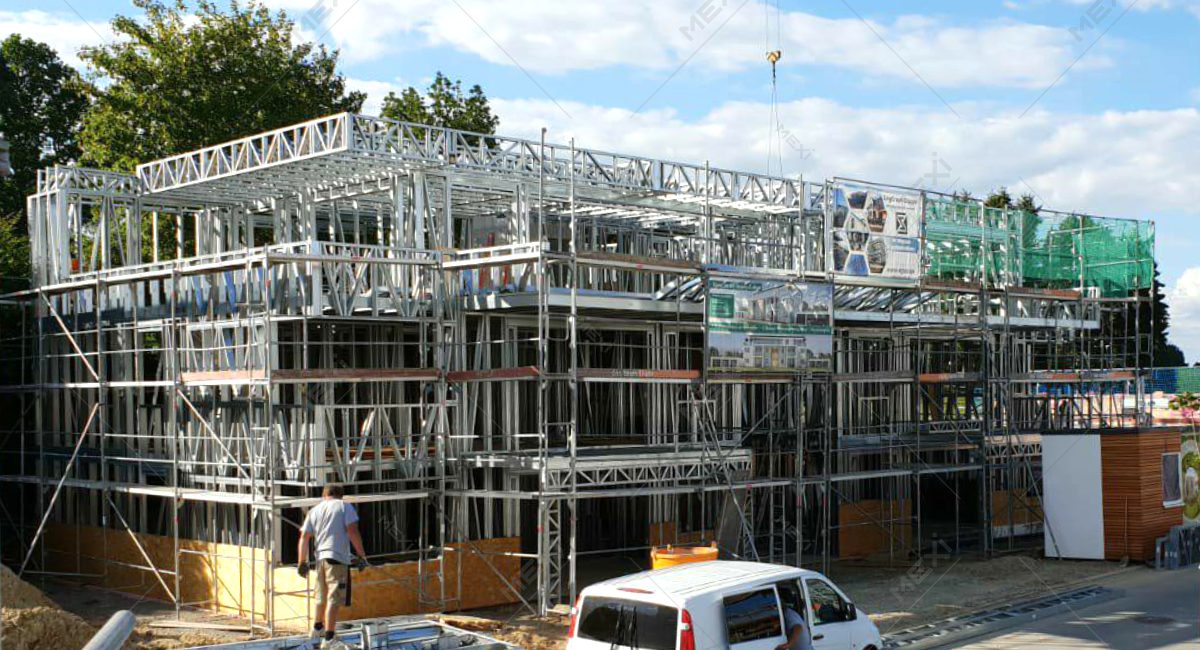 Többcsaládos acélszerkezetes épület