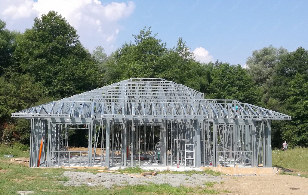 előregyártott fémszerkezetű egyszintes ház