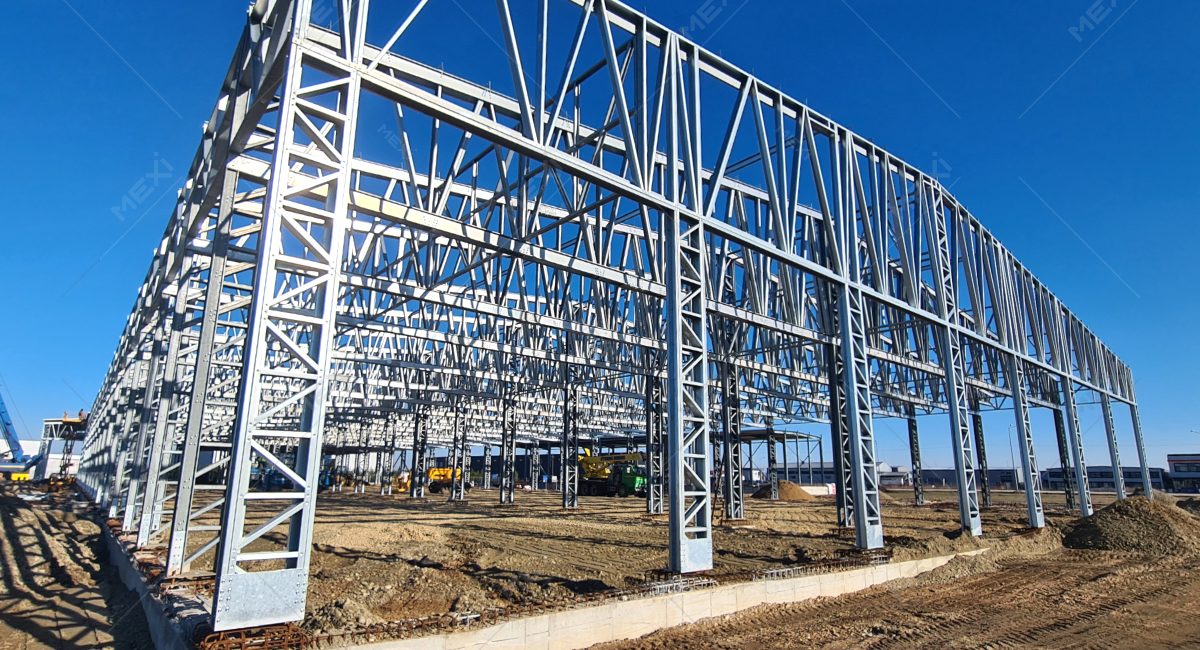 Nagy rácsszerkezetű gyártócsarnok építés