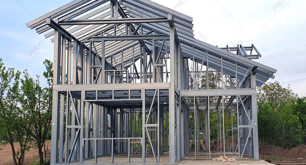 Künnyű fémszerkezetű manzárdos ház építés