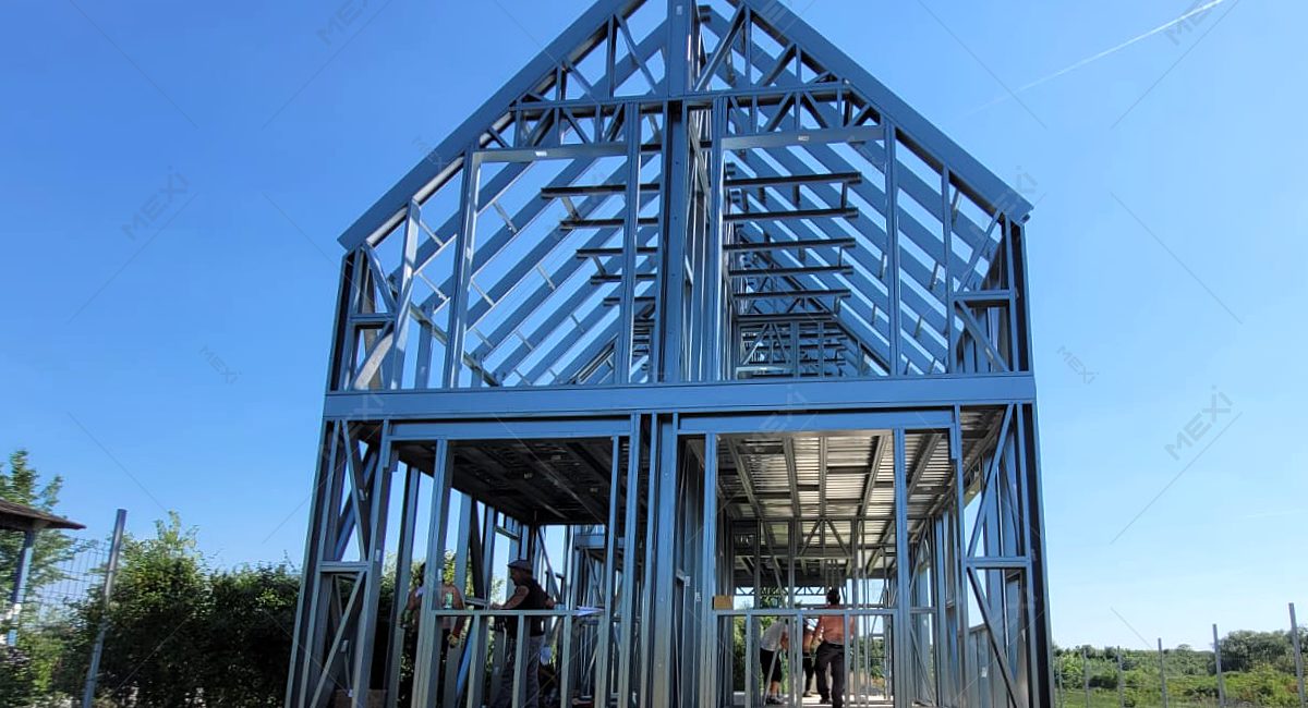 Könnyűszerkezetű manzárdtetős ház építés