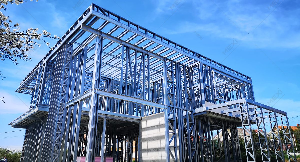 Modern fémszerkezetű emeletes ház építés