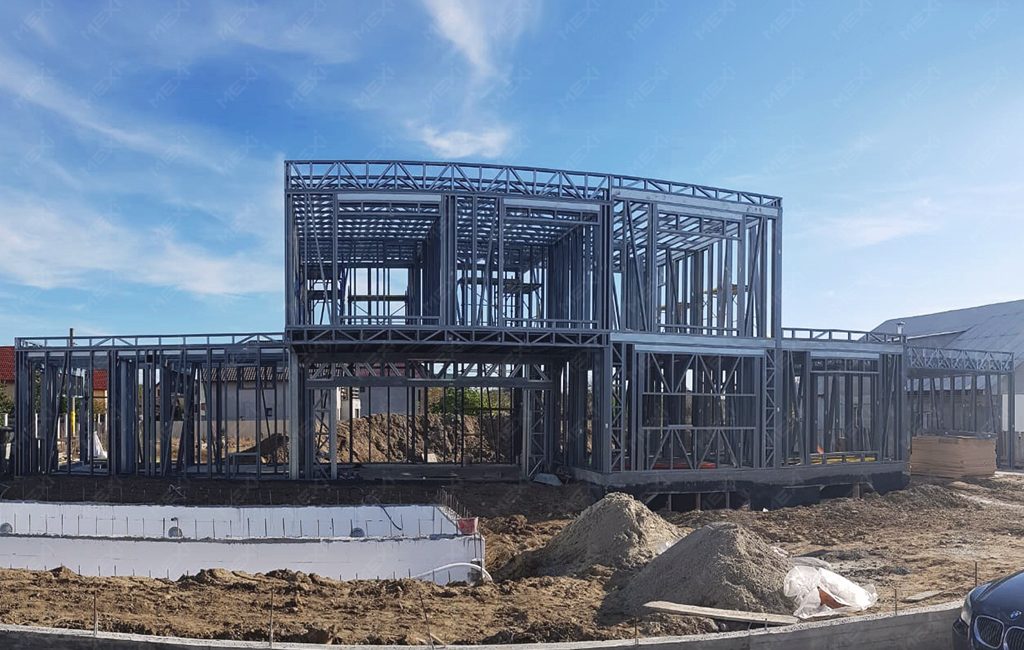 Modern kétszintes lakóház fémkeretes építési rendszer