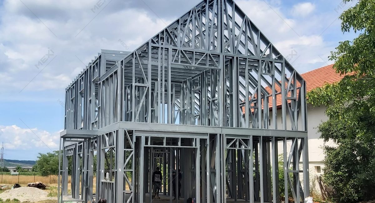 Manzárdtetős ház építés könnyű acélszerkezetre