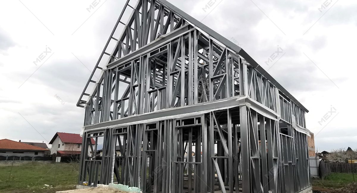 előregyártott fémszerkezetes manzárdtetős ház